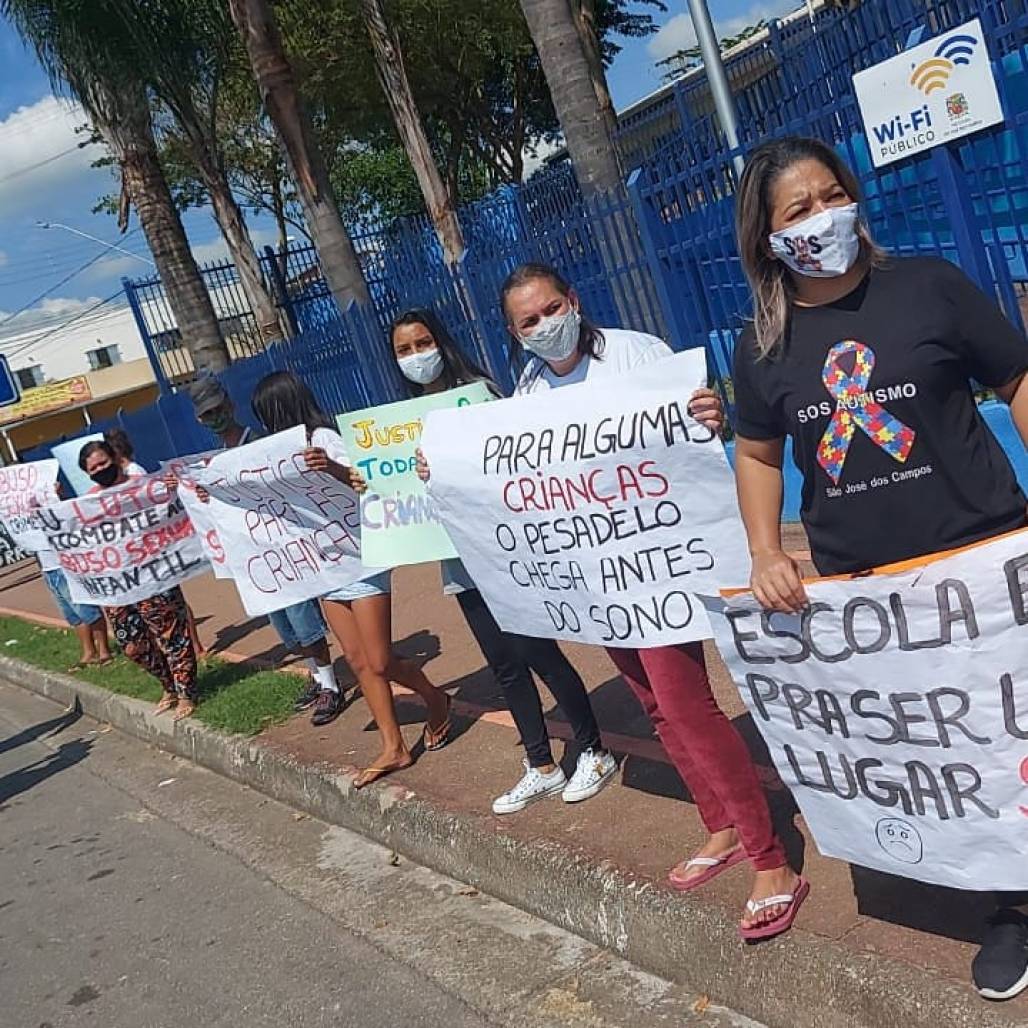 Pais Fazem Manifesta O Em Frente Pr Escola Onde Teria Acontecido