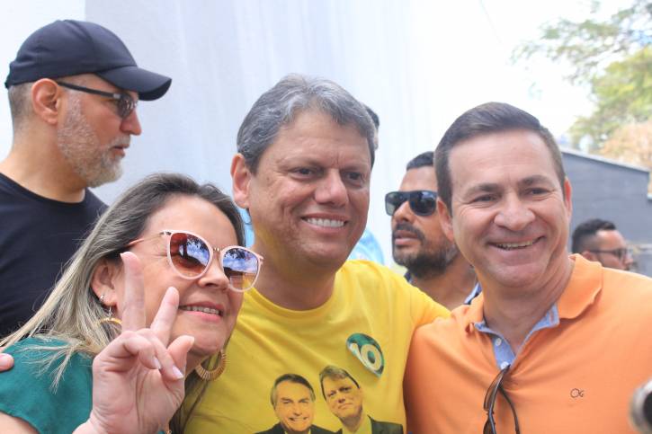 Candidato ao governo de São Paulo Tarcísio de Freitas vota em São José