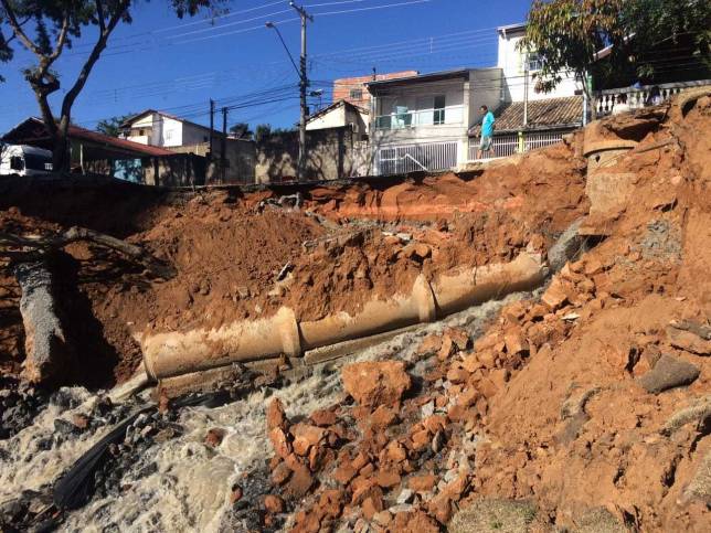 Tubula O De Esgoto Rompe E Abre Cratera Na Zona Sul De S O Jos