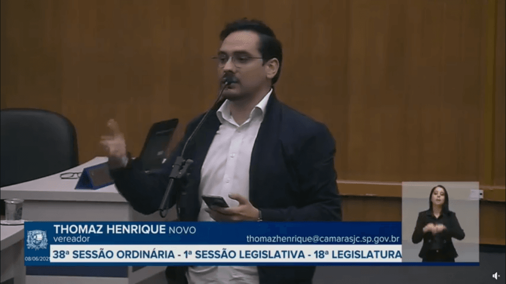 Thomaz Henrique (PL) na tribuna da Câmara de São José dos Campos (Foto: Reprodução/TV Câmara São José dos Campos)