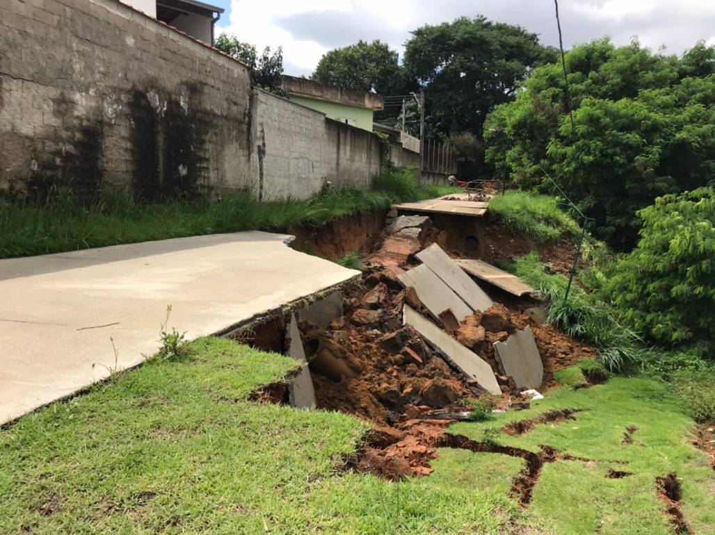 Deslizamento De Terra Destrói Parte De Ciclovia Em São José Meon 