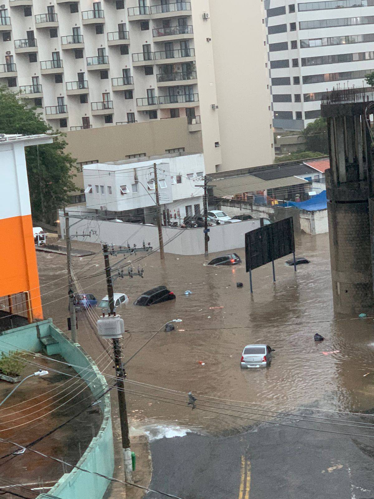 Chuvas Alagam Ruas De São José E Deixam Carros Submersos 