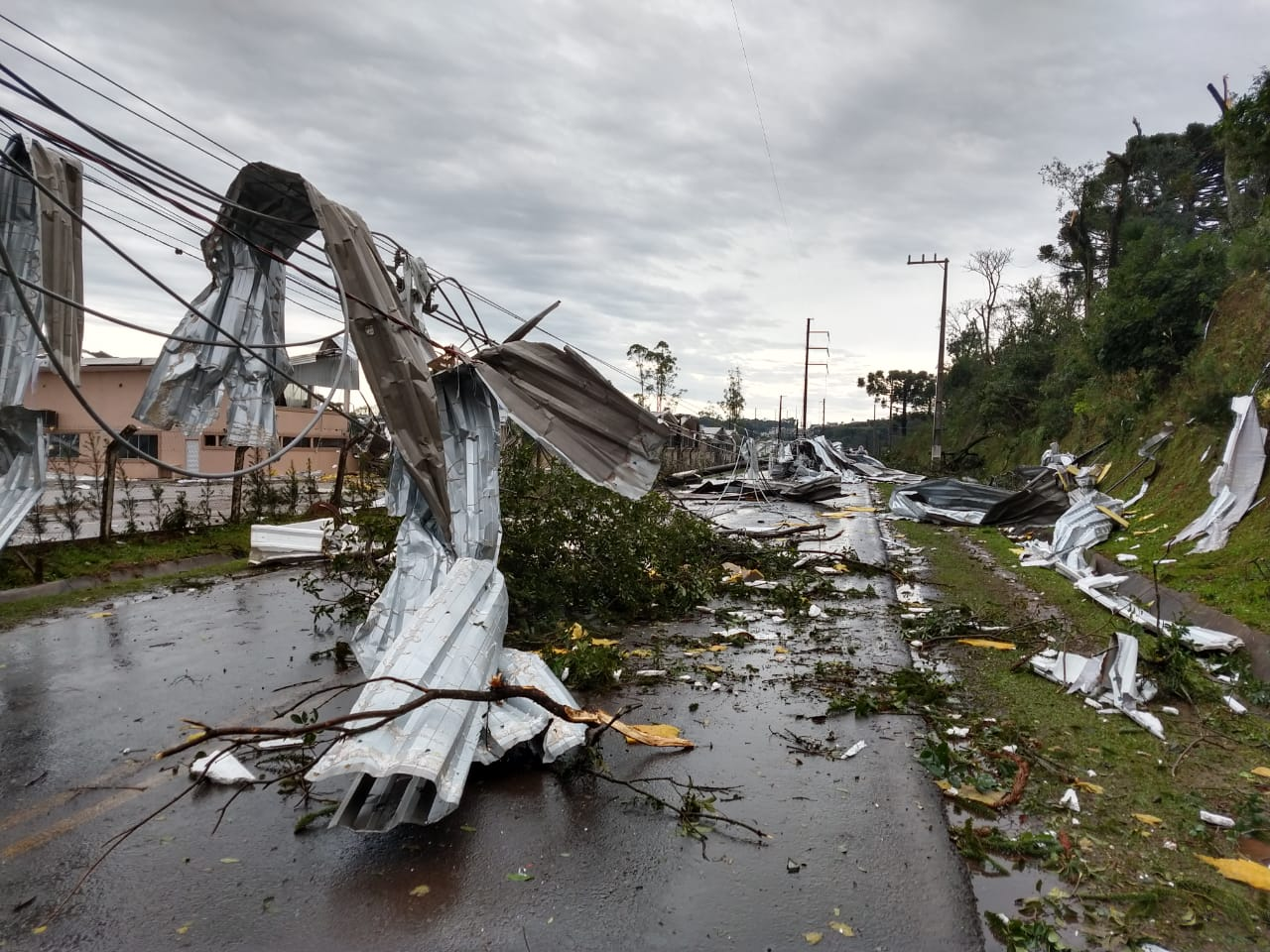 Ciclone deixa milhares sem energia elétrica no sul do Brasil
