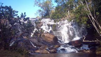 1024px-Cachoeira_Pouso_Alto1