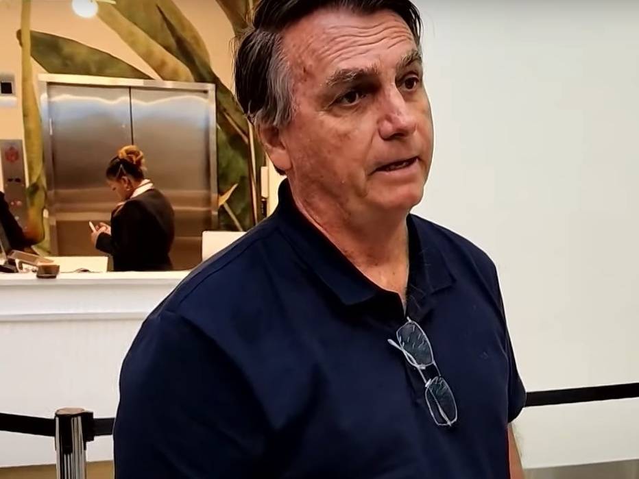 PF diz que Bolsonaro usou verba das joias para custear estadia nos EUA