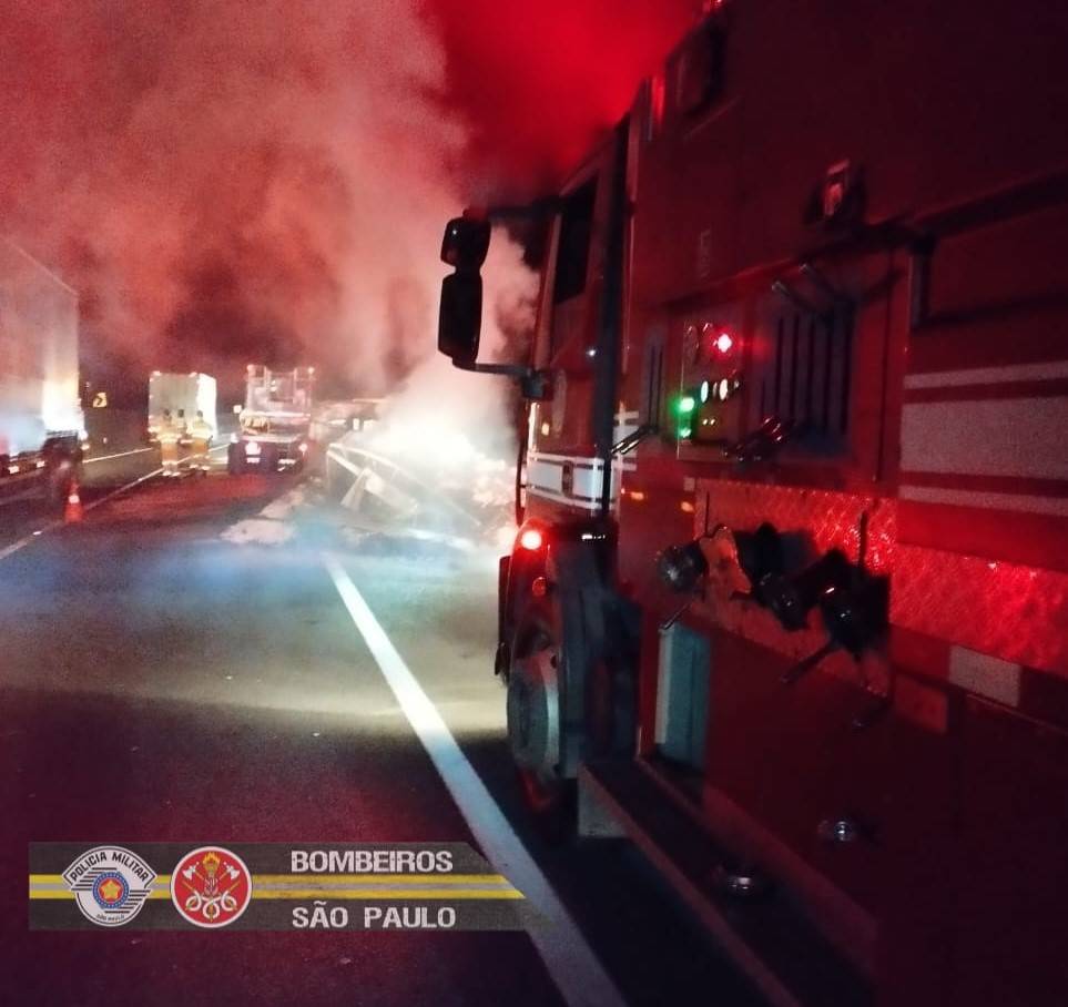 Acidente na Via Dutra tem incêndio e deixa três feridos 