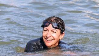 Anne Hidalgo mergulha na rio Sena