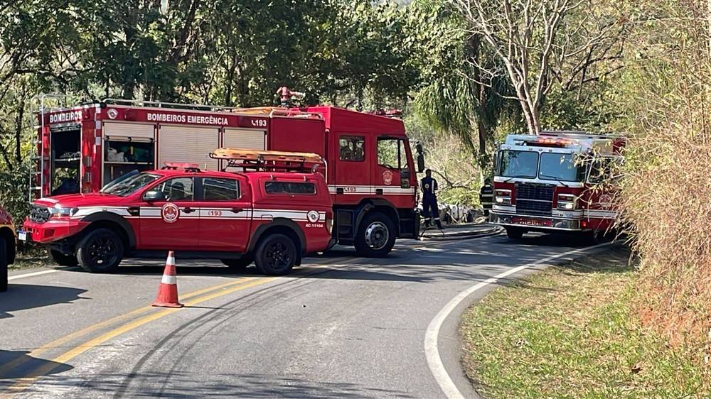 Rodovia SP-50 volta a ser interditada para retirada de caminhão