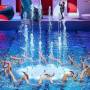 Desfile transforma piscina de Paris em show com atletas olímpicos de salto alto