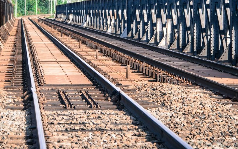  Tragédia em Cruzeiro: homem morre após salto em linha férrea