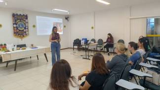 Mariana-Garcia-do-Sebrae-SP-aplicando-palestra-de-empreendedorismo-no-SOS-Mulher-em-Sao-Jose-dos-Campos