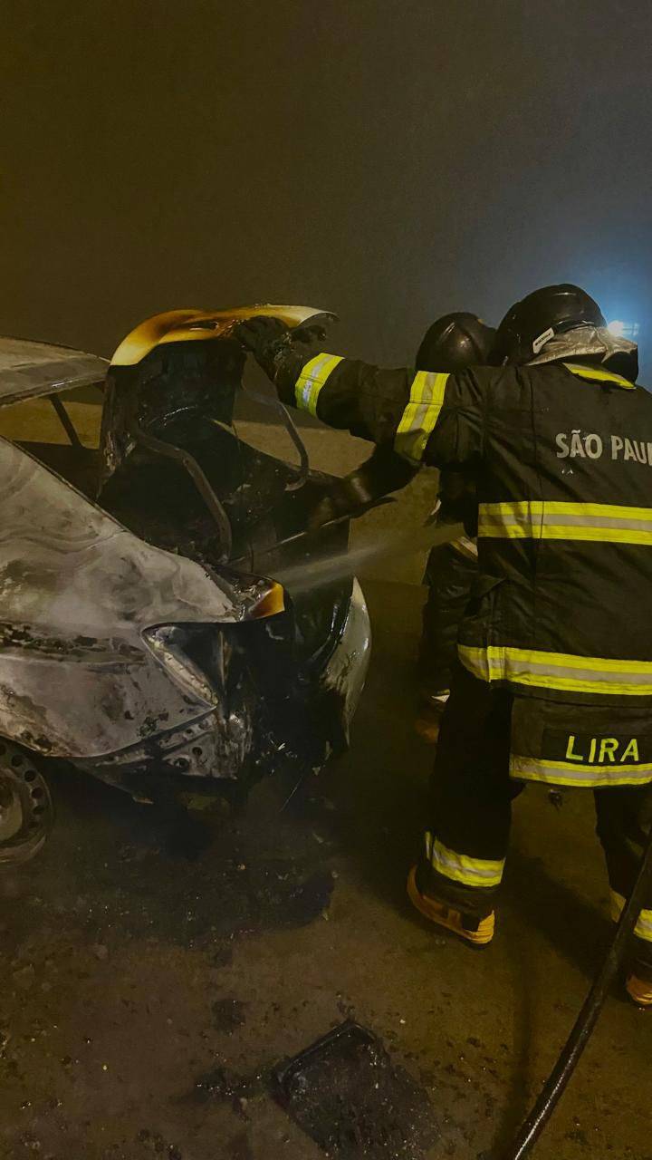 Carro pega fogo na Rodovia dos Tamoios e interdita tráfego temporariamente