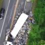 Carreta de lixo tomba e provoca congestionamento na SP-055, em Ubatuba