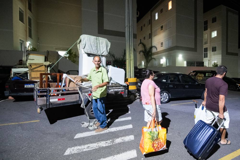 Moradores deixam prédio por problemas estruturais, em Taubaté