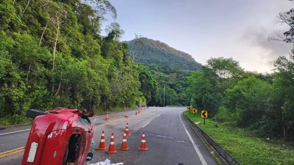 Motorista morre após ser arremessado em acidente na Rio-Santos