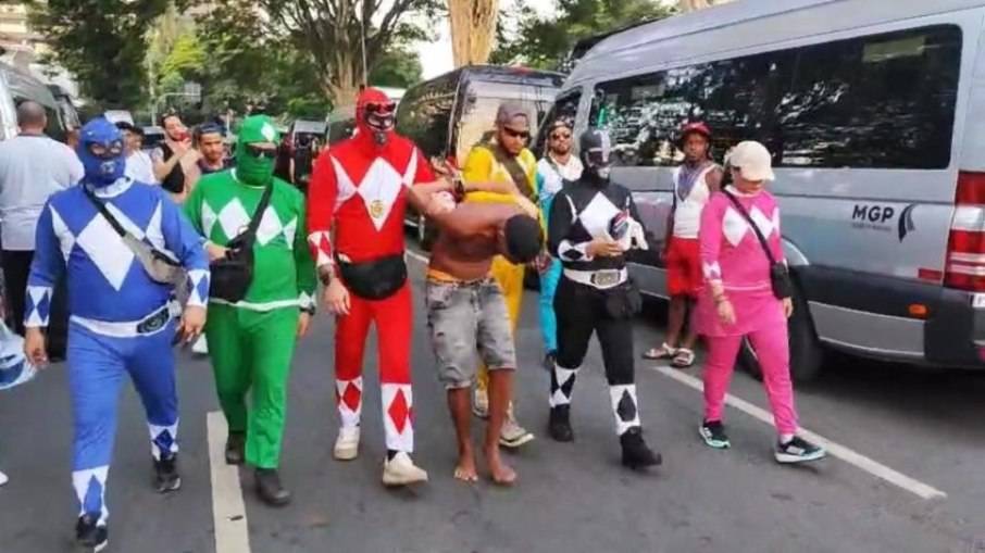 Policiais fantasiados de Power Rangers prendem homem no Carnaval